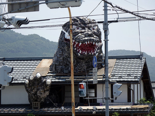 なんだコリャ！民家の屋根を突き破るゴジラが話題