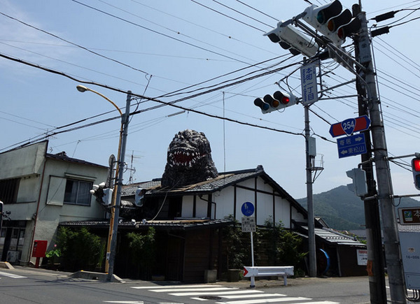 なんだコリャ！民家の屋根を突き破るゴジラが話題