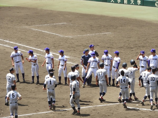 まさかの逆転負けに呆然と挨拶に並ぶ横浜選手たち