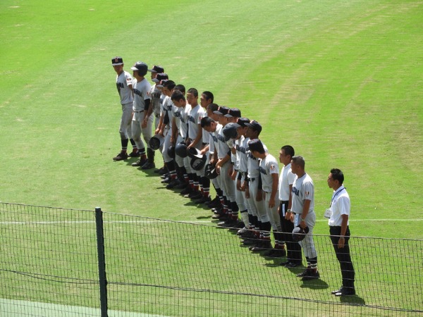 金足農に逆転負けした横浜の選手たち、試合後応援席に挨拶
