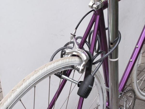　日本のバイクファンが創造する「体験・参加型パーツ＆用品ブランド」のエイカーが第4回アイデアコンテストの大賞を受賞したアイデアを商品化した。受賞したのは「エイカー2ロック」。ワイヤ錠とリング錠が一つになったもので、大切な自転車を盗難から守ってくれる。取