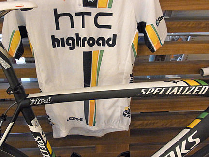 　東京・南青山にあるライフクリエーションスペースOVE（オーブ）で、自転車月間にあたる5月にロードレースファンにむけて「レパード・トレック」と「HTC・ハイロード」の選手が使用しているスペアバイクを約1ヵ月間店内に展示することになった。