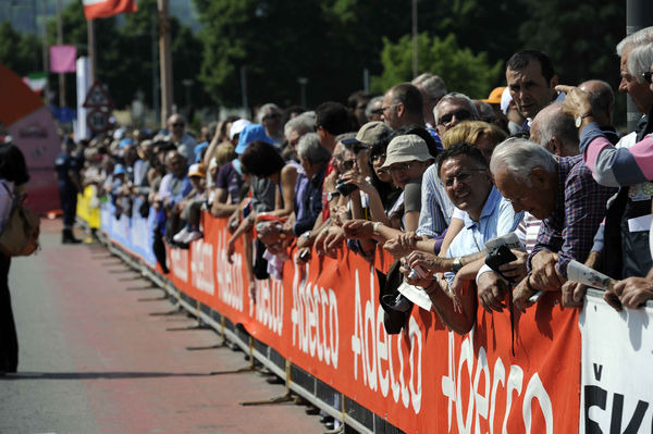 　5月9日にレッジョエミリア～ラパッロ間で行われた第3ステージでレパード・トレックのウォートル・ウェイラント（26＝ベルギー）が激突死したジロ・デ・イタリアは、同10日に行われる第4ステージをレースとして開催せず、同選手を追悼するための成績なしのパレード走行