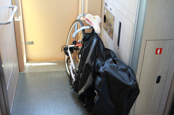 電車内に自転車を持ち込むときは分解して輪行袋に完全収納する必要がある