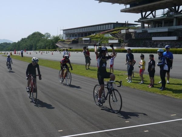 　CSCクリテリウムシリーズは5月14日に静岡県伊豆市の日本サイクルスポーツセンターで開幕。今年も毎月開催するこのシリーズ戦は地元クラブのメンバーを中心に未就学児童から大人までが参加した。