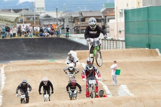 　大阪府岸和田市の岸和田競輪場内バンク脇のサイクルピア岸和田BMXコースでJBMXFシリーズ第5戦が開催された。4月1日にオープンしたばかりのこのコースは全日本BMX連盟の公認コースで、併設されたクラブハウスにはサイクルショップやカフェ、シャワールームを完備したロ