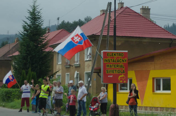 沿道にはスロバキア国旗（ツール・ド・ポローニュ14）