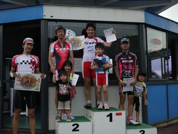　CSCクリテリウムシリーズ第3戦が6月25日に静岡県伊豆市の日本サイクルスポーツセンターで開催され、クラス1では渡辺拓（フィッテ）が30周回を1人で逃切り優勝。クラス2は宮城島浩之（フィットラブ）が逃げ切って優勝した。