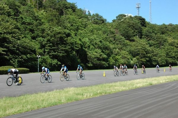 　梅雨明けが宣言され、夏本番を迎えた猛暑の日本CSC（サイクルスポーツセンター）でクリテリウムシリーズ第4戦が開催され、40周24kmのクラス1で蠣崎藍道（伊豆総合高）がスプリントを制して優勝した。次の第5戦は9月10日に開催する。当日申込も受け付けている。