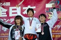 　第24回全日本マウンテンバイク選手権が7月16日に長野県諏訪郡富士見町の富士見パノラマリゾートで開幕。初日はダウンヒルレースが行われ、女子クラスで末政実緒（ファンファンシー・インテンス）が4分14秒671で全日本選手権12連覇を飾った。