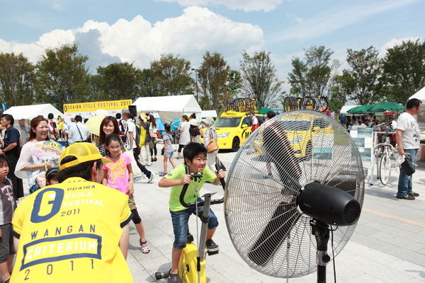 　フジテレビ夏の祭典「お台場合衆国」のサテライトイベントとして東京・台場エリアを使用した自転車総合イベント「お台場サイクルフェスティバル」が7月29日に開幕。初日はときおり小雨にも見舞われたが、若いグループや家族連れなど、これまでの自転車イベントで見ら