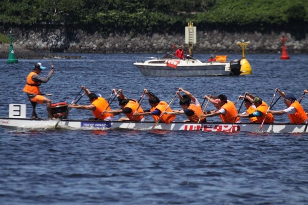 漕ぎ手の力を一つにして戦うボート競技「東京ドラゴンボート大会」開催