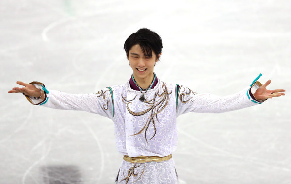 羽生結弦の手招きでザギトワが登場…微笑ましい2ショット動画公開