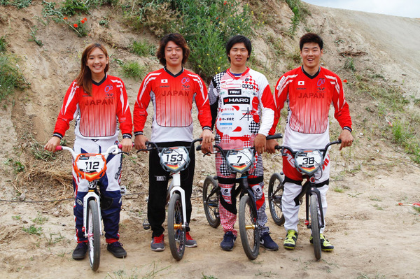 BMX日本代表。左から朝比奈綾香、吉井康平、長迫吉拓、松下巽