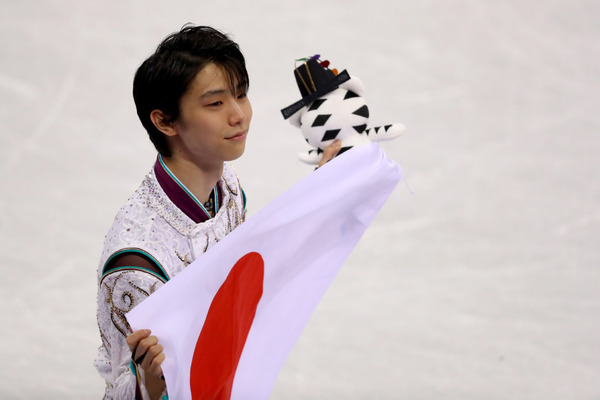 横ピースで「ファンのことを見ているよ」羽生結弦とプルシェンコの2ショット公開