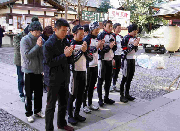　1月15日にブリヂストン・アンカーレーシングチーム一同が川越市氷川神社に初詣に向かった。07年のレース活動の安全祈願と必勝祈願への誓いを込めてのお参りをした。
