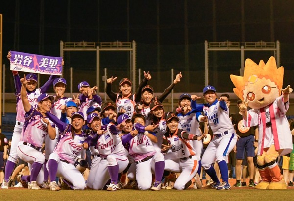 笑顔あふれる“真剣勝負”　女子プロ野球オールスターゲーム2019