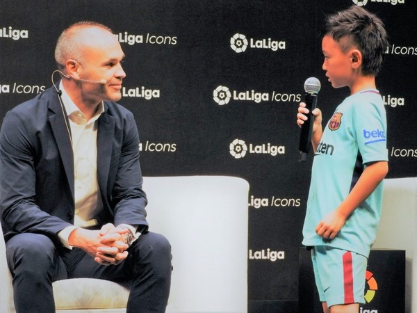 ラ・リーガ公式アイコンに就任のイニエスタ　8歳少年とのやりとりに「仲間を活かすサッカー」のルーツを見た