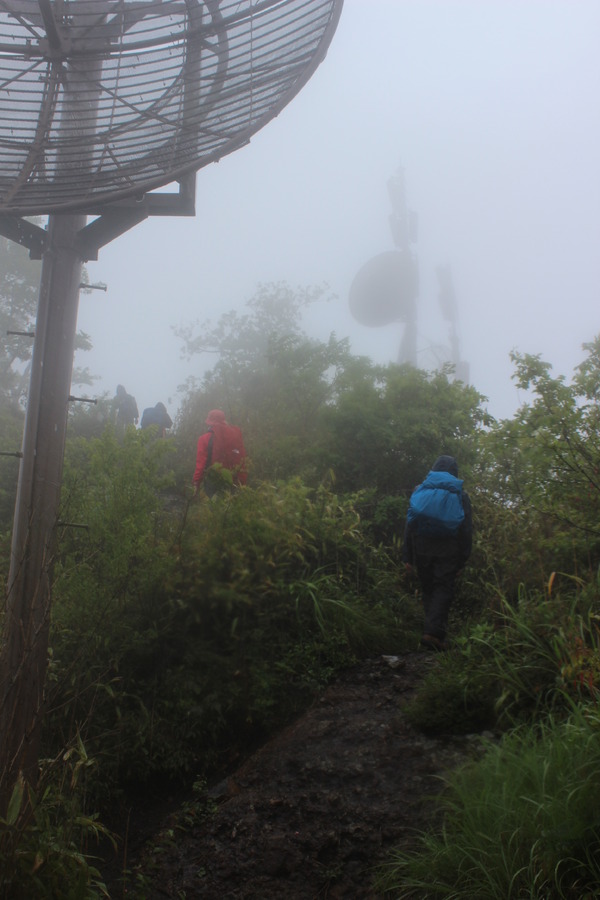 2年前の男体山の写真、その2。登山ビギナーの筆者に、容赦なく雨が降り注ぐ。