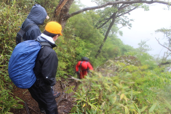 2年前の男体山の写真、その4。下山開始。恐怖の連続鎖場が始まった。