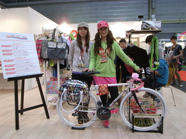 　日本最大級の自転車見本市「サイクルモードインターナショナル2011」が11月12日に大阪会場での初日を迎え、「ガールズバイクキャビン」ブースが大好評。かわいらしいインテリアがそろえられた部屋に女性向けの自転車ウエアやコスメグッズ、アクセサリーなどが展示され