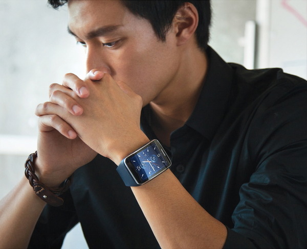 「Gear S」着用イメージ