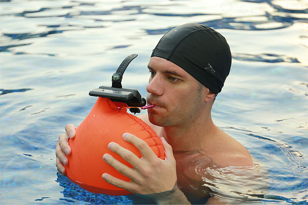 マリンスポーツでの溺れを防ぐ「膨脹式ウォーター・ブレスレット」発売