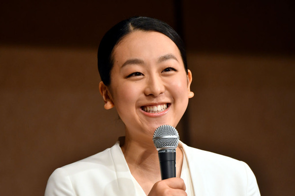 浅田真央の料理連載、かれいの煮つけに挑戦した姿を公開