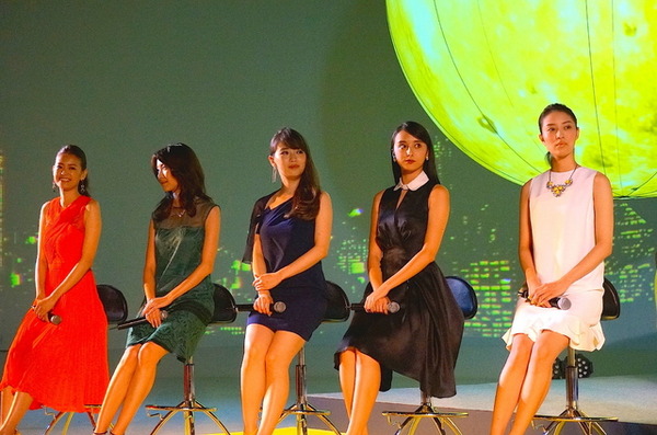 ゲストの女性モデル、左から葛岡碧さん、絵美里さん、泉里香さん、石田ニコルさん、岡本あずささん