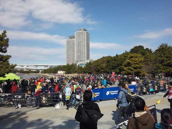 　シクロクロス東京2012が2月11日に東京都立お台場海浜公園で開催され、国内外のトップ選手から一般参加者までが特設コースを激走。珍しい競技に観光客も足を止めて興味深く見守る姿が目立った。シクロクロスは自転車によるクロスカントリーレースで、郊外の丘陵地など