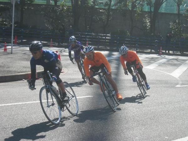 　2月4日に東京の明治神宮外苑で、学生自転車クリテリウム大会が開催された。同大会は、日本学生自転車競技連盟の創立70周年を記念して行われた自転車ロードレース大会。都心部で行われる数少ないレースのひとつとして、東京都が進めている2016年夏のオリンピック招致に