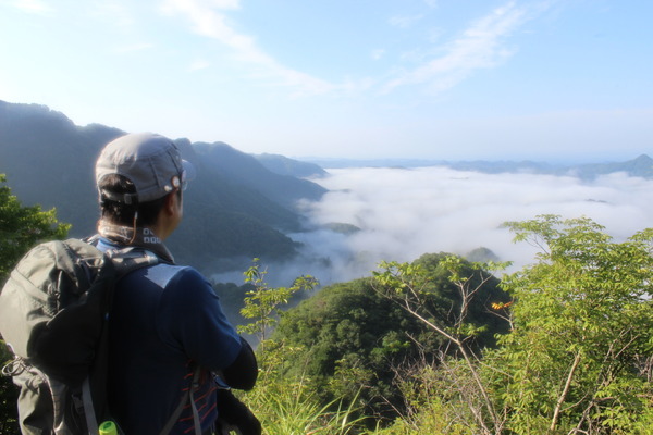 奥久慈男体山、岩場の展望台から雲海を臨む。低山とはいえ、条件が整えばこのような景色を拝むことができるのだ。