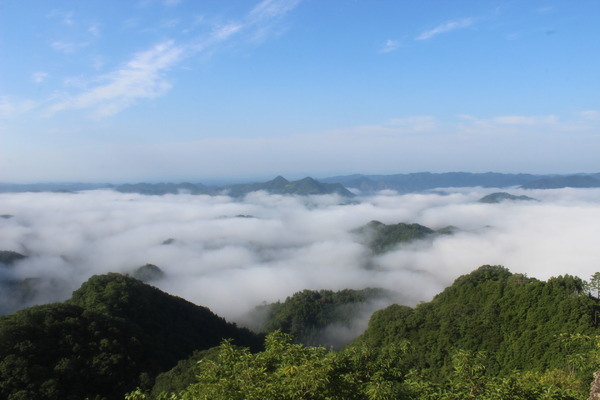 岩場の展望台から雲海の景色その1。