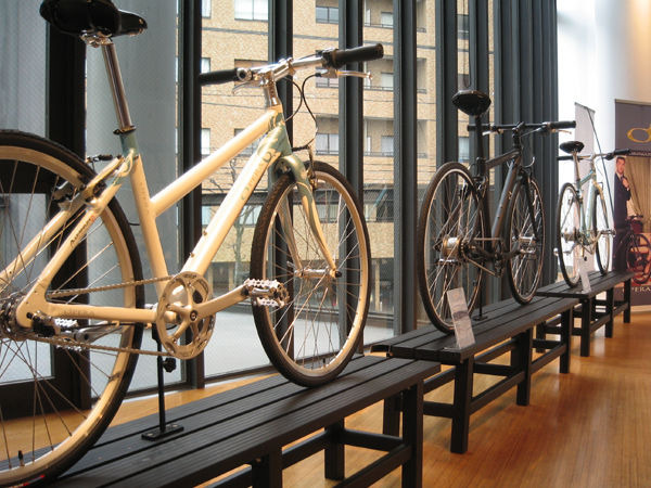 　カワシマサイクルサプライは2月7日、オペラのラグジュアリーバイク3モデルを全世界に先駆けて東京・青山で発表した。イタリアングラフィックで彩られたシティユースの自転車で、これまでピナレロやオペラが見せていたものとはひと味違う、ファッション性あふれる大人