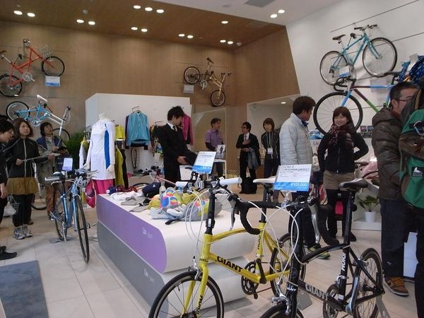 　女性のスマートライフを応援する女性向け自転車ストア、リブ／ジャイアント大阪が3月1日に大阪市内のビジネス街にオープンした。自転車ブランドのジャイアントとしては国内で7店舗目となるサイクルストアで、初級者女性が気軽にスポーツサイクルに触れられるのが魅力