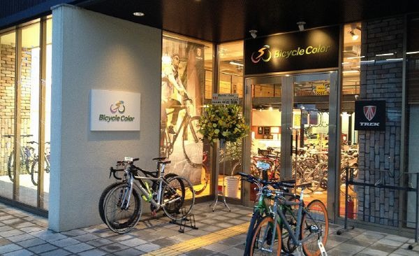 　トレックコンセプトストア 「バイシクルカラー」が2月22日に奈良県にオープンした。数多くのブランドを扱うショップが多い中、世界最大のスポーツバイクメーカーであるトレックブランドに精通したプロバイクストア。「バイシクルカラー」 は、駅前の利便性と閑静な住