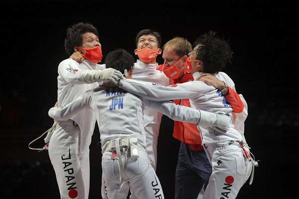 【東京五輪／フェンシング】日本が男子エペ団体で悲願の金メダル「これが夢じゃないことを祈っている」