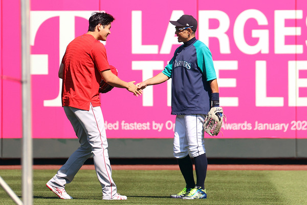 【MLB】大谷翔平のMVP獲得にチーム公式SNSも日本語で祝福　イチローとの握手シーンも