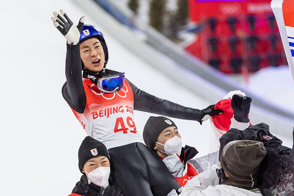 【北京五輪】「鷲のように飛んだ」ジャンプ金メダルの小林陵侑を海外メディアも称賛