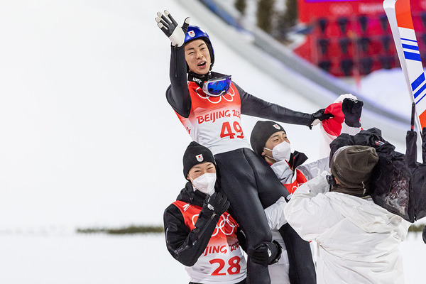 【北京五輪】日本、大会初の金メダルは24年ぶりのジャンプ、小林陵侑が海外開催大会で偉業