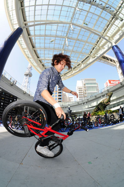 　アイウエアブランドのダン・シェイディーズが、BMXライダー伊藤悠樹のサポートを行うことが4月14日に決定した。伊藤は2011年末に行われたU23のフラットランドコンペティションで2連覇という偉業を成し遂げた。現在最も注目を集めるライダーだ。今回のサポートによって