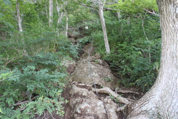 岩場にだらんと垂れる鎖（写真中央）。