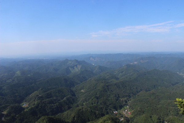 男体山頂からの景色。奥久慈の山々が見える。雲海はすでに消えていた。