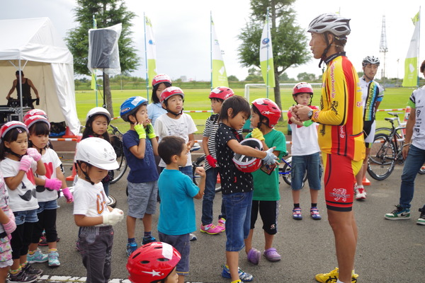 子供向けの自転車教室「ウィーラースクール」を主宰するブラッキー中島さん