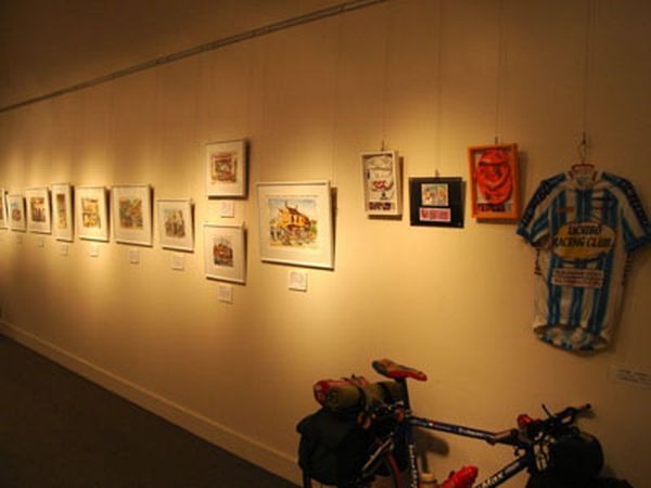 　1994年より毎年ＭＴＢにキャンプ道具を積み、ツール・ド・フランスを追いかけるイラストレーター・小河原政男が東京都町田市のモンベルクラブ・グランベリーモール店で個展「ツール・ド・フランスの風景画」を開催中。