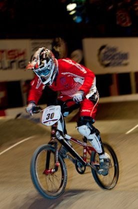 　英国のバーミンガムで開催されているBMX世界選手権は5月25日、チャンピオンシップカテゴリーのタイムトライアルが行われ、女子エリートで三輪郁佳が45位に入り、26日に行われる決勝トーナメント進出を決めた。男子ジュニアでも吉井康平が46位のタイムで決勝トーナメン