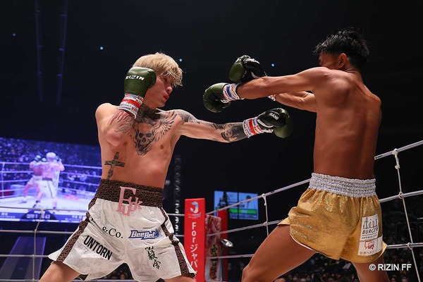 【RIZIN.40】「来年は斎藤裕と対戦」平本蓮、ミスターX・梅野に強烈左フックをお見舞い