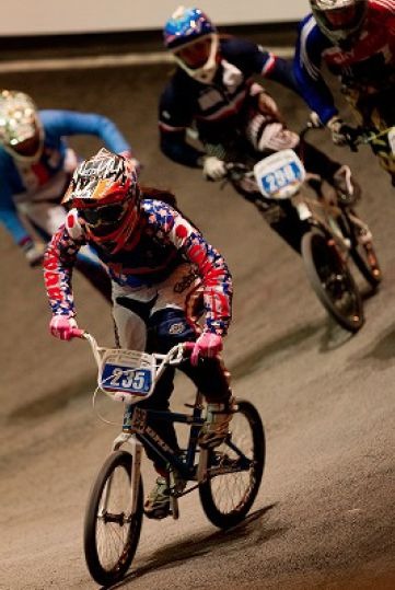 　英国のバーミンガムで開催されているBMX世界選手権は5月26日、チャンピオンシップカテゴリーの決勝トーナメントが行われ、エリート女子の三輪郁佳とジュニア男子の吉井康平が前日のタイムトライアル予選から進出。果敢なレースを見せたものの1回戦で1/4ファイナルに進