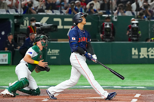 【WBC】「米国では見られない光景」大谷翔平の“第1号”ボール、ファン同士で共有する日本人に米アナリストが関心