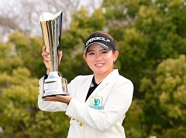 【女子ゴルフ】吉本ひかるがプレーオフ制し涙の初勝利、黄金世代12人目の優勝者に　明治安田生命レディス